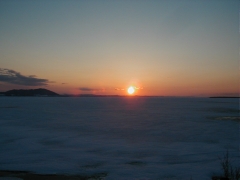 冬のサロマ湖に沈む夕日の写真